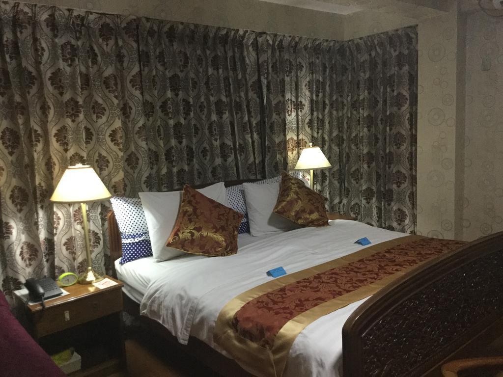 Crystal Palace Hotel Rangoon Eksteriør billede